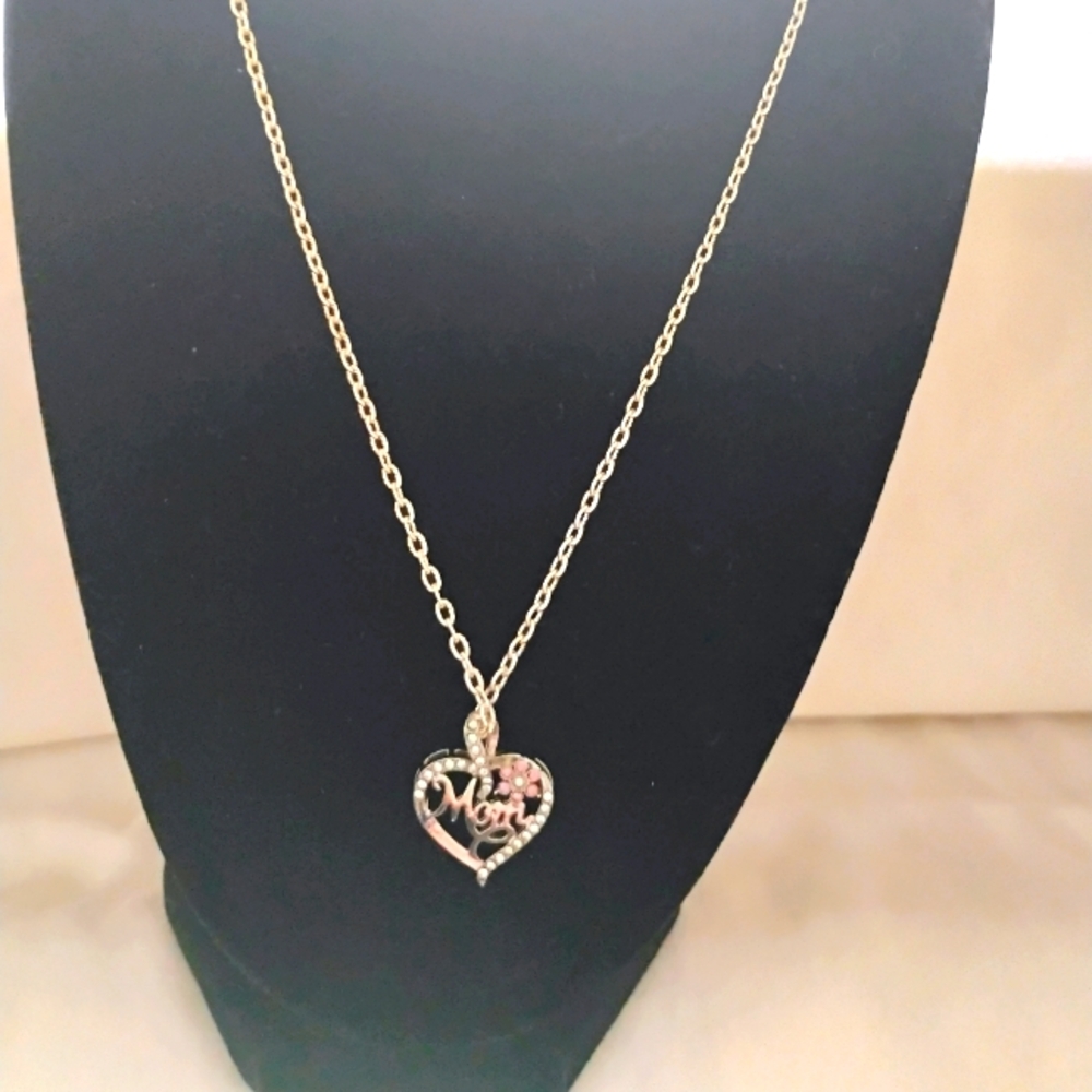 Silver Heart MOM Pendant Necklace